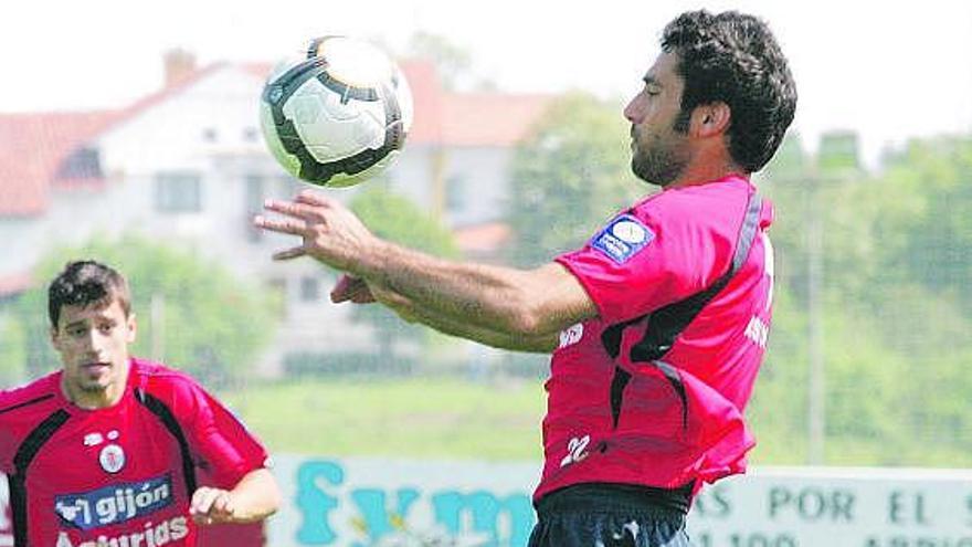 Sastre controla un balón en presencia de Canella.