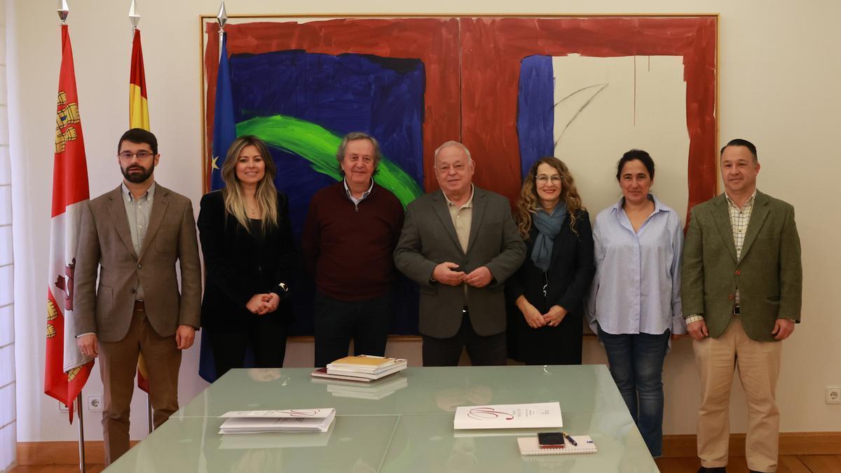 El jurado del premio presidido por el consejero de Cultura.