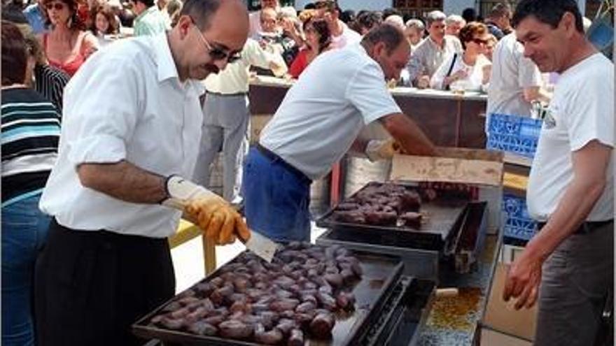 Canillas de Aceituno repartirá 5.000 raciones en su tradicional Día de la Morcilla