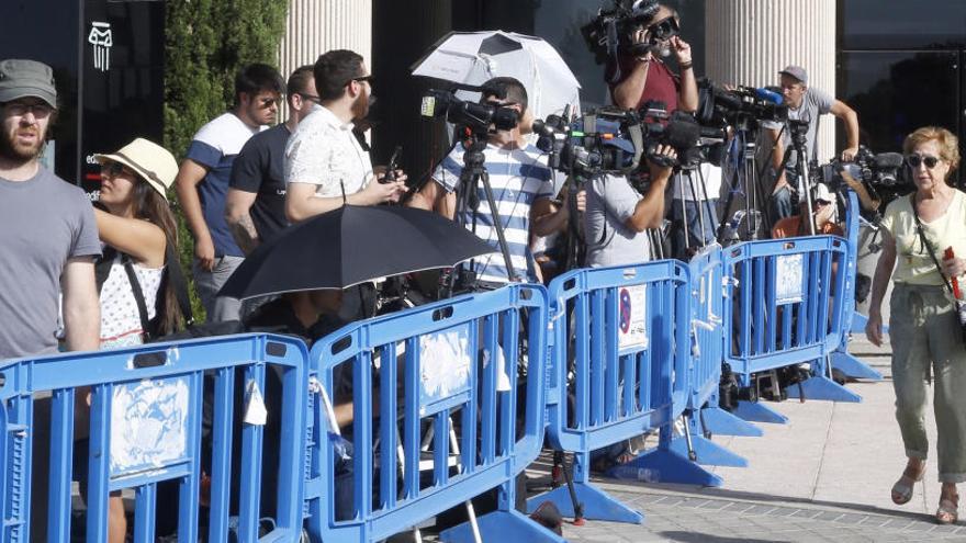 Mitjans de comunicació esperant el portuguès a les portes dels jutjats.