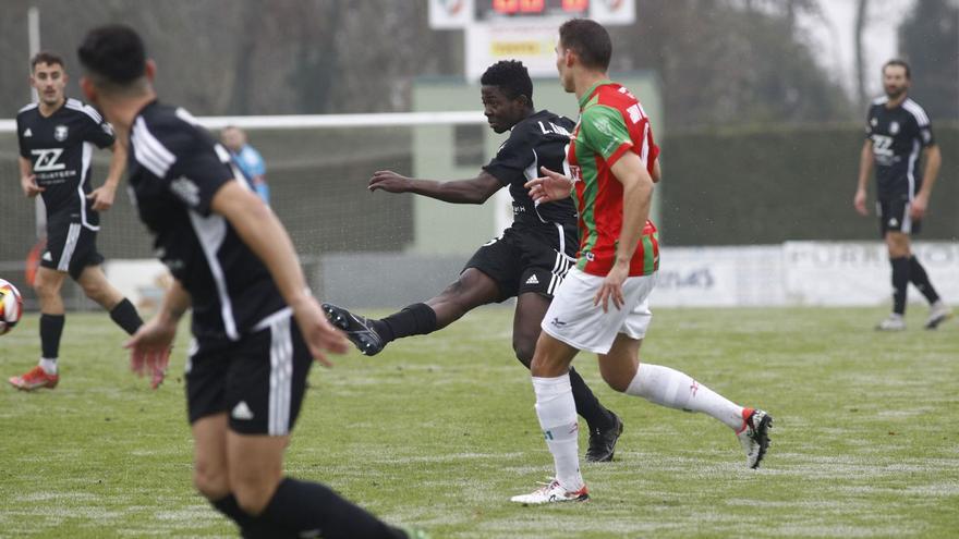 Leonard Kisun, jugador del Langreo, golpea el balón durante el partido de ayer en Villalba. | Área 11