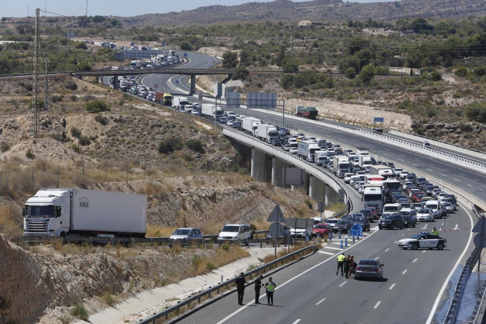 Un camión salta la mediana y colisiona con dos tur