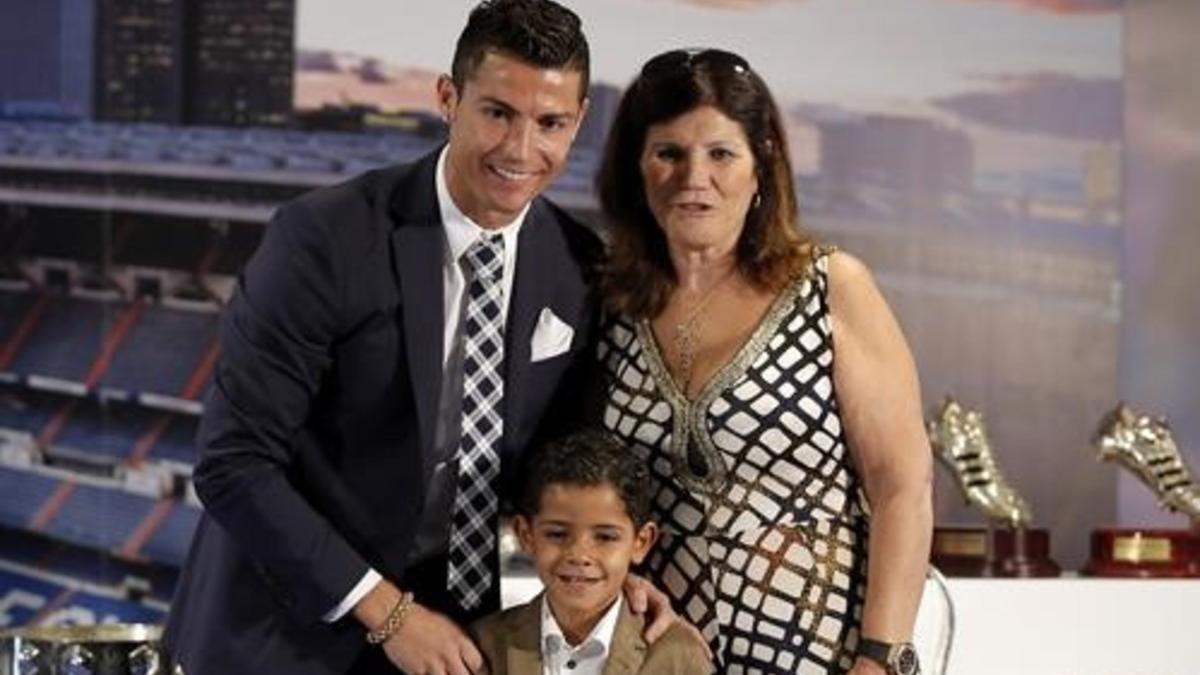 Cristiano, junto a su madre y su hijo, en un reciente acto de homenaje del Madrid