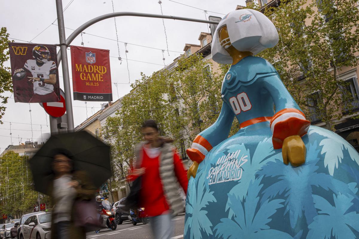 Figura de una menina ataviada con los colores del equipo de la NFL estadounidense Miami Dolphins este jueves en Madrid