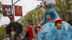 Figura de una menina ataviada con los colores del equipo de la NFL estadounidense Miami Dolphins este jueves en Madrid