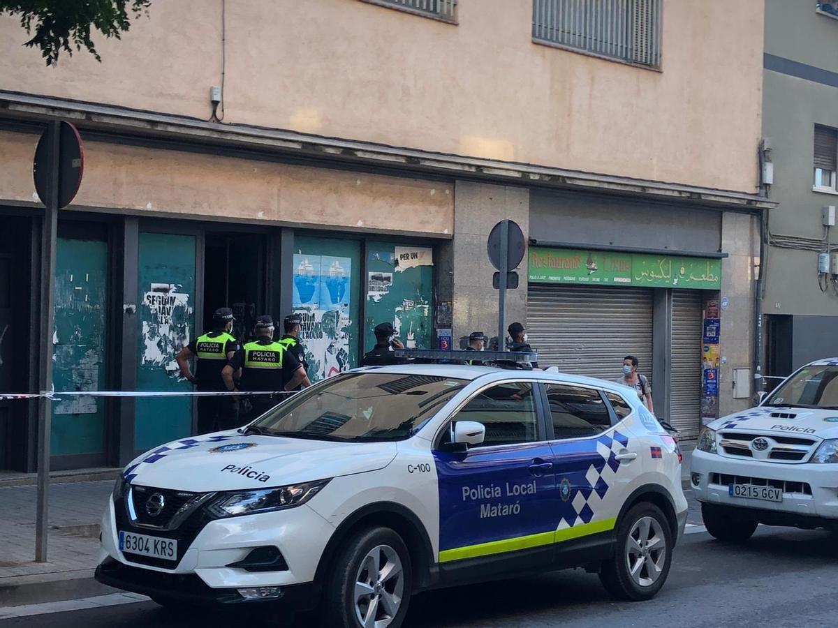 Dispositiu policial a Mataró per desallotjar per falta de salubritat un local ocupat