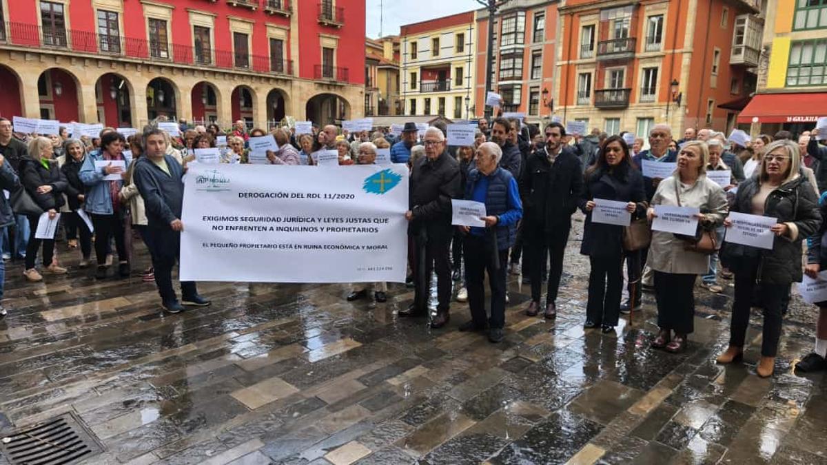 Un momento de la concentración, en la Plaza Mayor de Gijón.