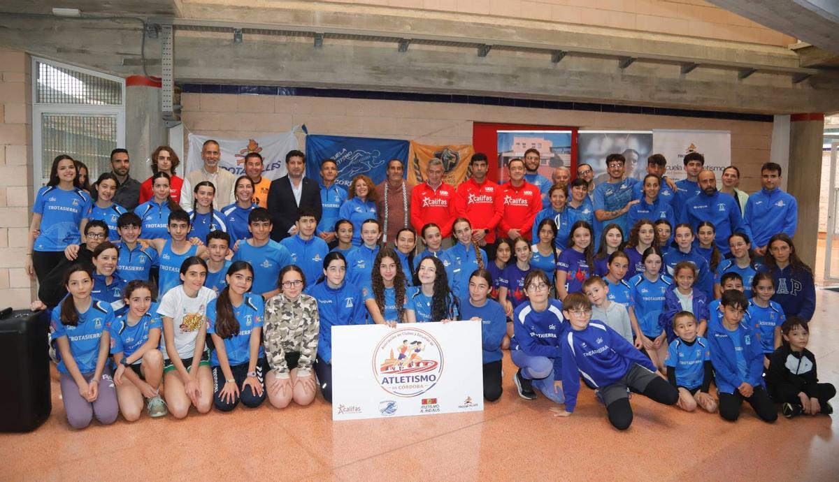 Técnicos y deportistas de las entidades componentes de Ascorclubes, con las autoridades asistentes al acto.