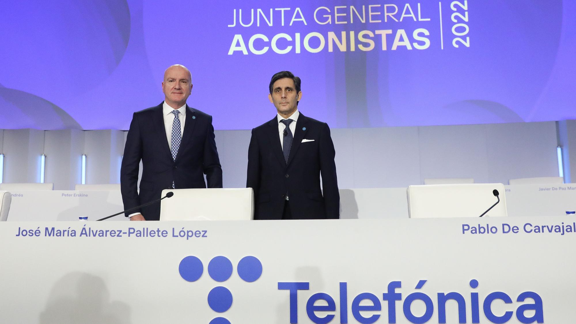 El consejero delegado de Telefónica, Ángel Vilá Boix y el presidente de Telefónica, José María Álvarez-Pallete, durante la Junta General de Accionistas de Telefónica S.A., en el Edificio Central del Distrito Telefónica, a 8 de abril de 2022, en Madrid