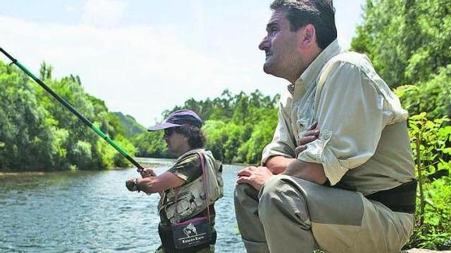 Dos pescadores, ayer, en Quinzanas (Pravia).