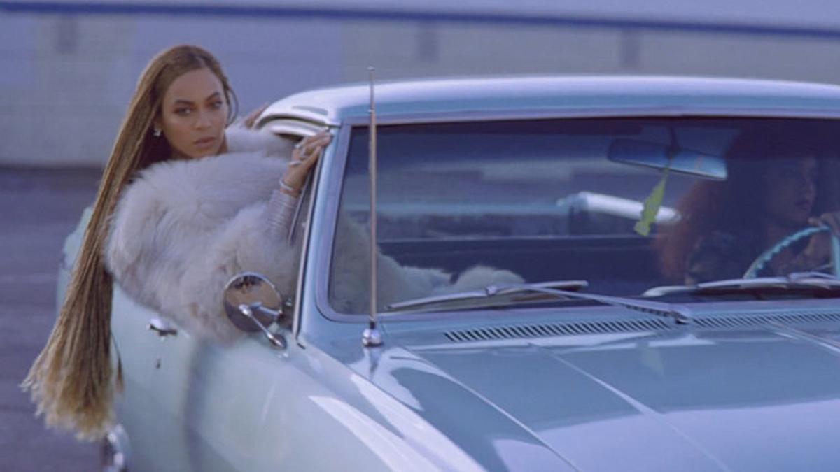 Beyoncé con abrigo de pelo blanco de Fendi