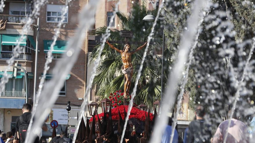 La Fe sale en procesión en Murcia el día de su cumpleaños y recibe de regalo pétalos y aplausos