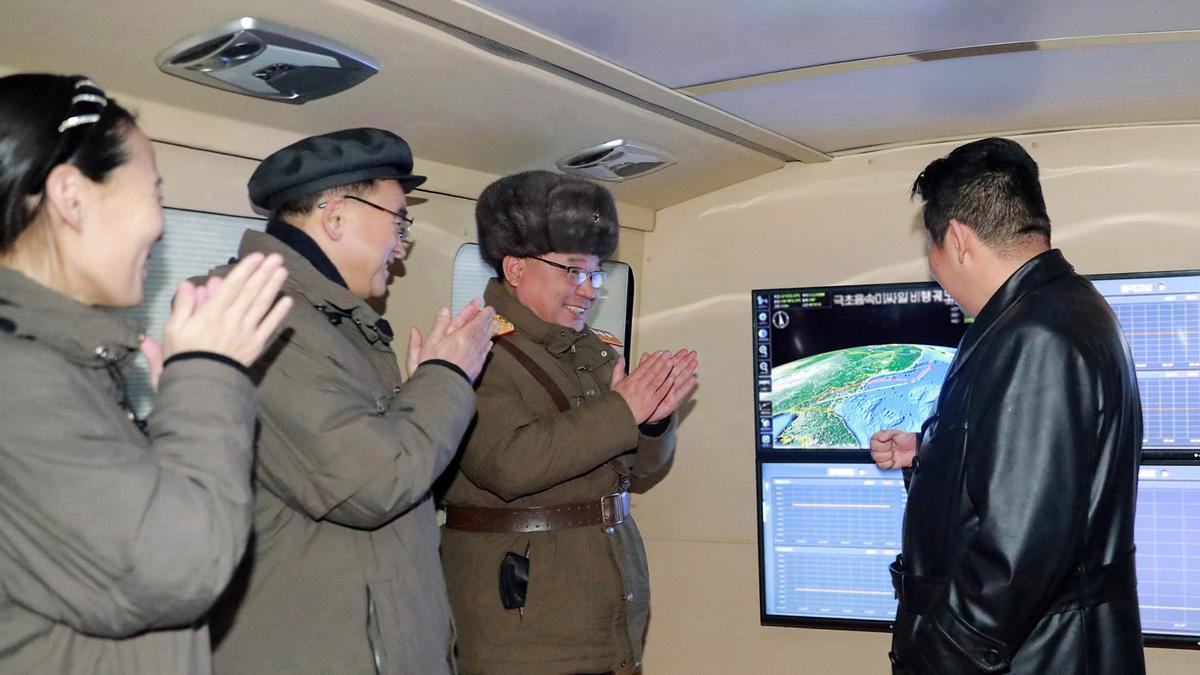 El líder de Corea del Norte, Kim Jong-un (d), asiste a una prueba de lanzamiento de un misil.