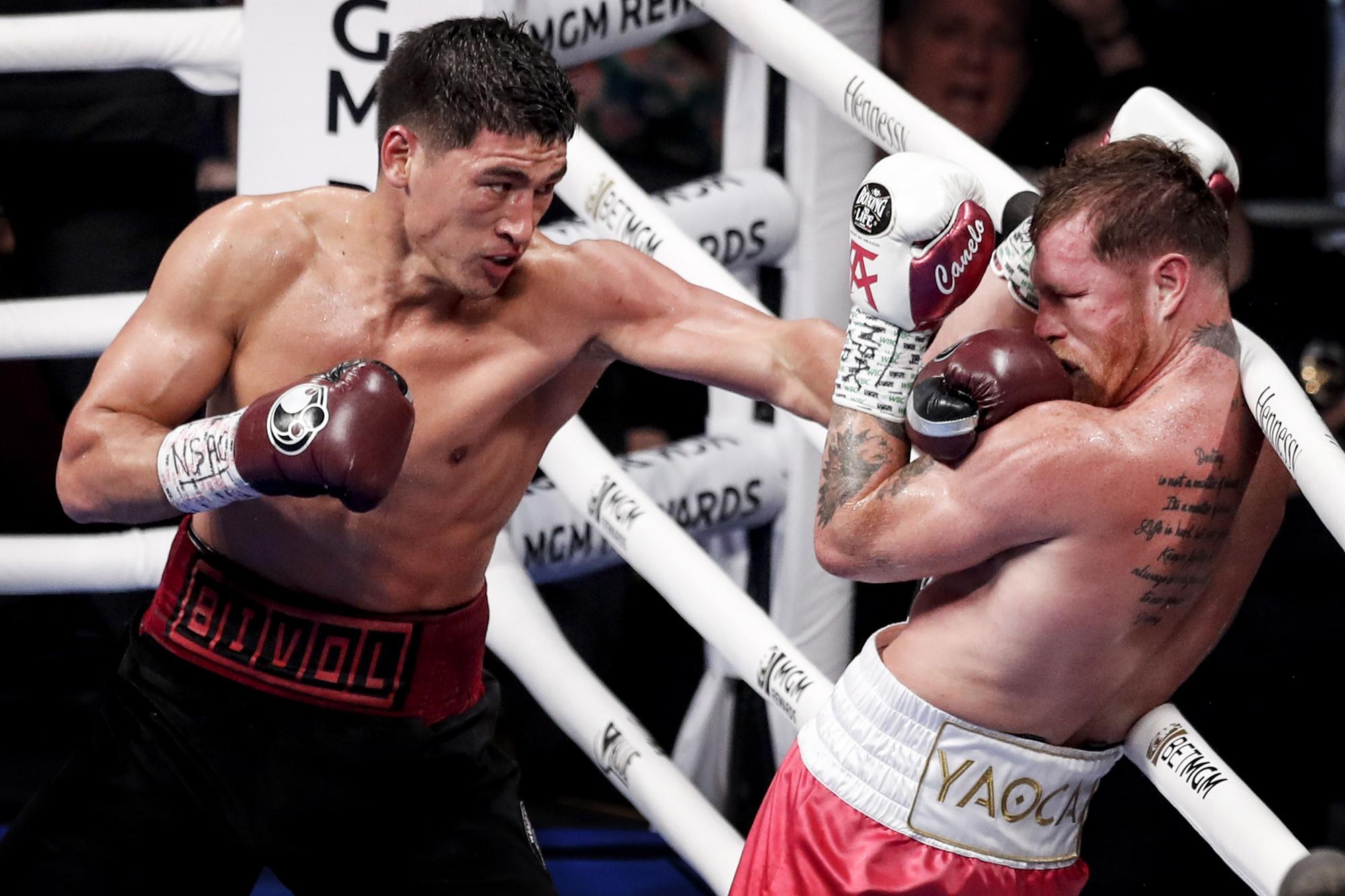 Dmitry Bivol castiga a Canelo