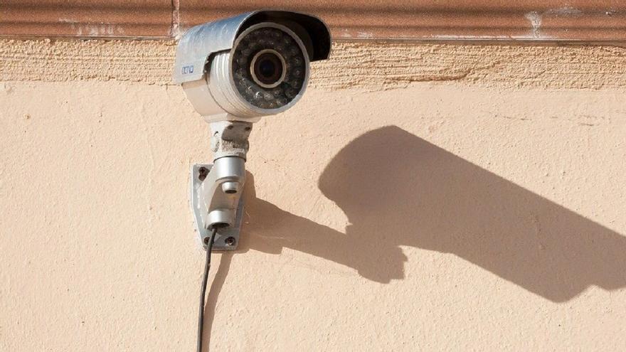 El mirón de Monfarracinos: coloca una cámara junto al dormitorio de su vecina y se graba a sí mismo