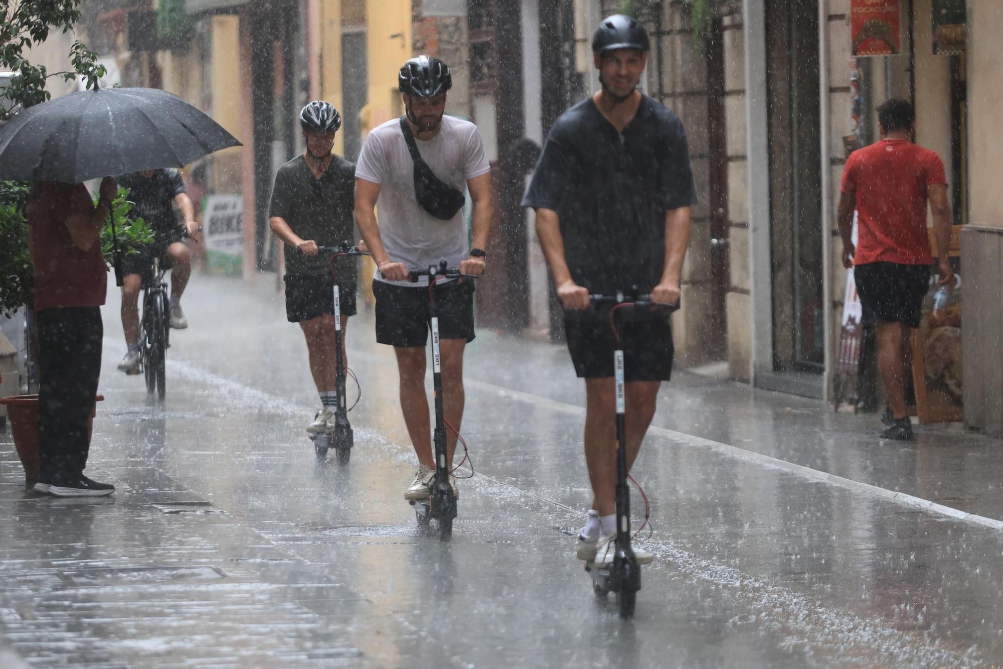 La lluvia cae con fuerza en el centro de València