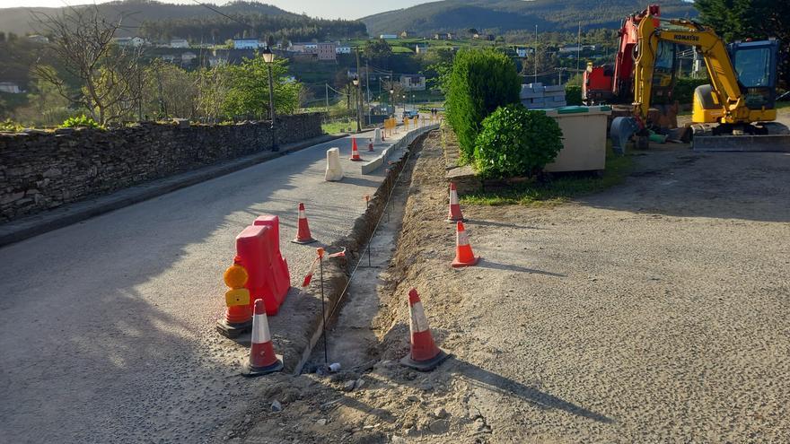 En marcha las obras para convertir en sentido único el centro de la capital de San Tirso de Abres