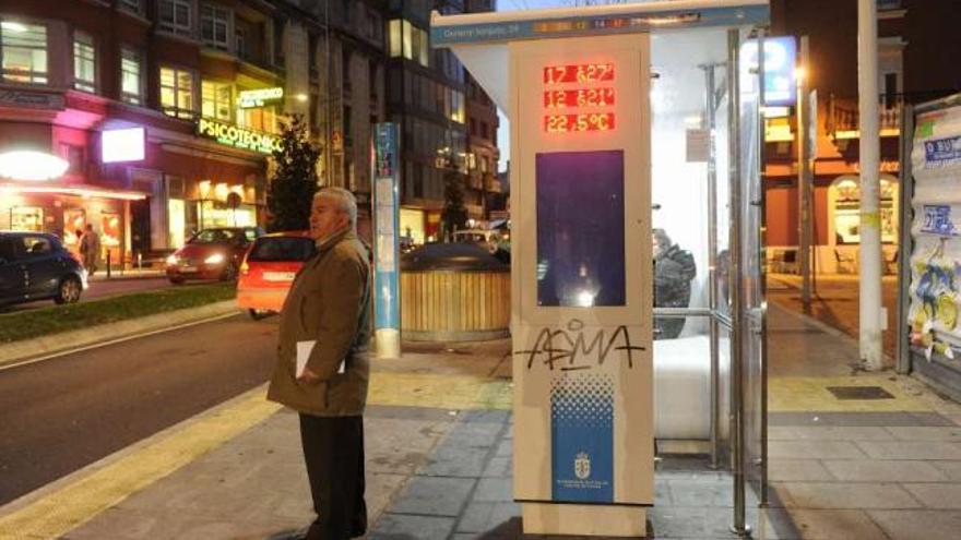 Un hombre espera el autobús, ayer, en la parada de General Sanjurjo, a la altura de Tabacos. / fran martínez