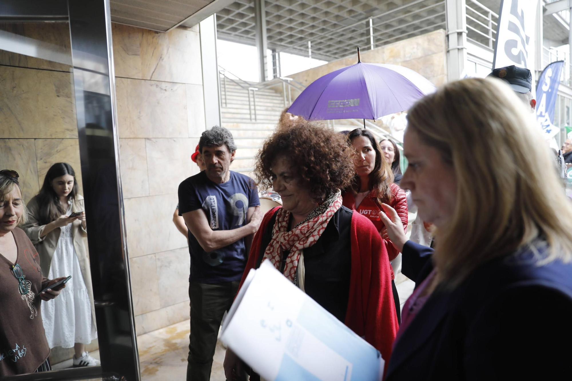 Concentración de los trabajadores del ERA para reclamar la equiparación con los servicios del Sespa