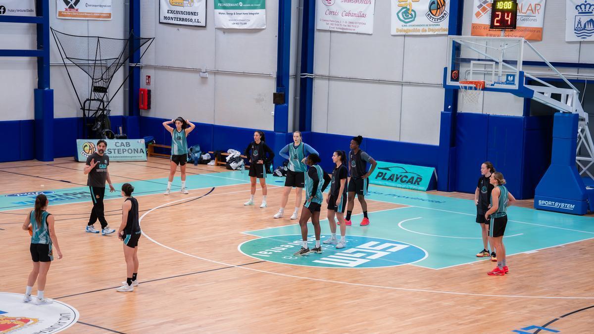César Aneas se estrena como nuevo entrenador del CAB Estepona.