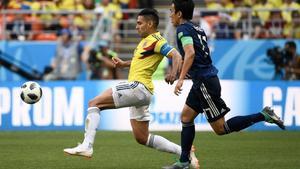 Falcao pugna por el balón perseguido por el japonés Hasebe. 