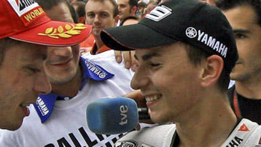 El español Jorge Lorenzo felicita a su compañero de equipo el italiano Valentino Rossi
