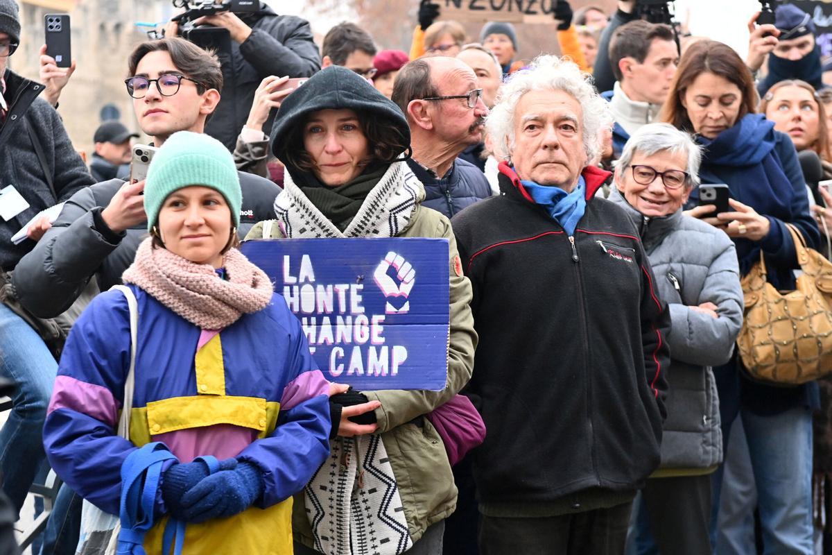 People gather in support of Frenchwoman Gisele Pelicot, the victim of an alleged mass rape orchestrated by her then-husband Dominique Pelicot at their home in the southern French town of Mazan, before the verdict in the trial for Dominique Pelicot and 50 co-accused, in front of the courthouse in Avignon, France, December 19, 2024. The slogan reads  Shame changes sides.  REUTERS/Alexandre Dimou