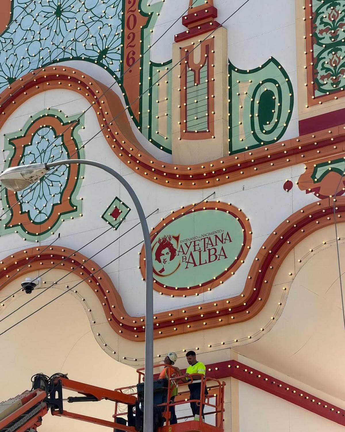 Homenaje al centenario del nacimiento de la duquesa de Alba en la Portada de la Feria de Abril de Sevilla.