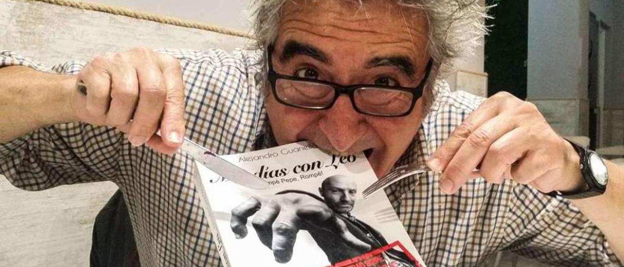 Alejandro Guanella &quot;se come&quot; su nuevo libro, en una divertida imagen.  // Iñaki Abella