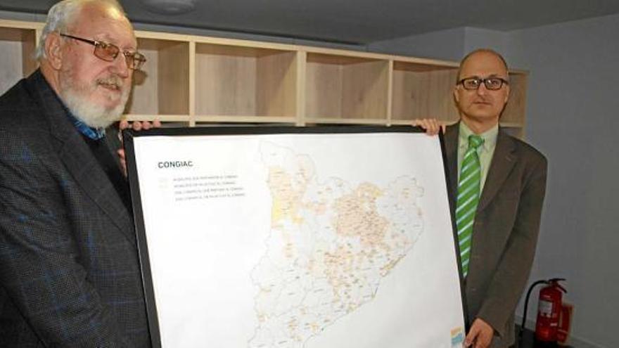 Josep Alabern i Albert Testart amb un mapa dels municipis on el consorci ha tingut alguna intervenció