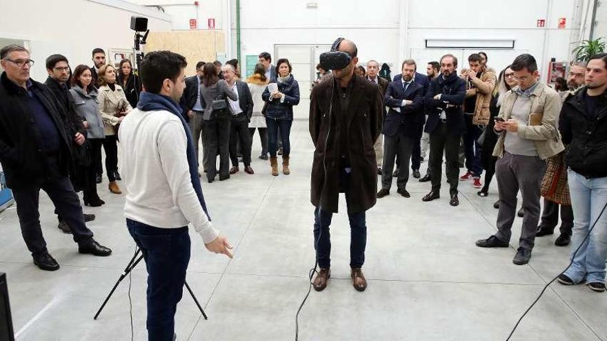 Demostración de unas gafas de realidad virtual, ayer, en la presentación del centro tecnológico. // M.G. Brea