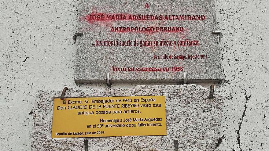 Placas conmemorativas del paso de Arguedas por Bermillo, colocadas en la Posada de Arrieros. | A. J. 