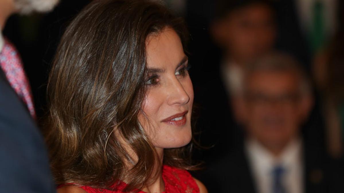 Letizia Ortiz con vestido de encaje rojo de Carolina Herrera y melena suelta con ondas