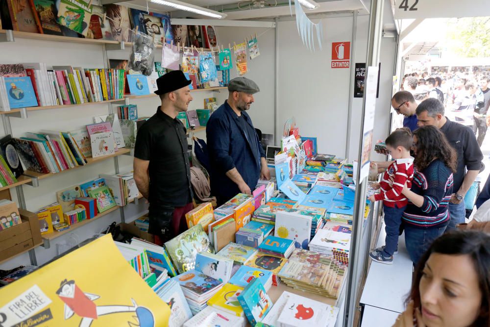 Último día de la 53.ª Feria del Libro de València celebrada en los jardines de Viveros.