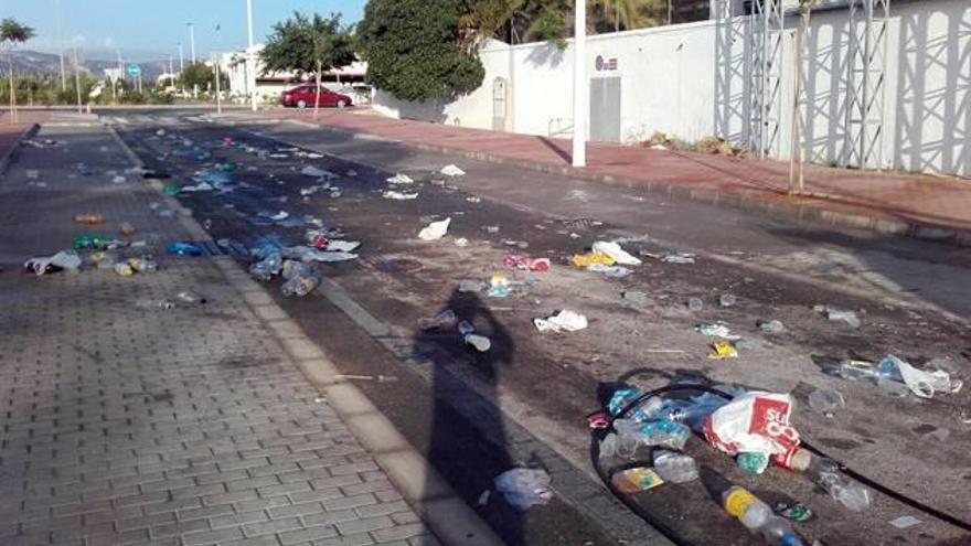 Un botellón de mil jóvenes en Xàbia acaba con 12 denuncias y las calles repletas de basura