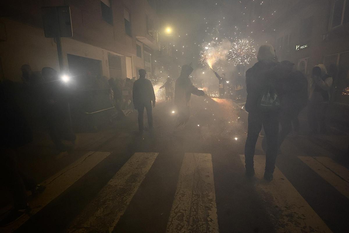 Galería: El correfocs de Dimonis de la Plana recorre las calles de Castelló