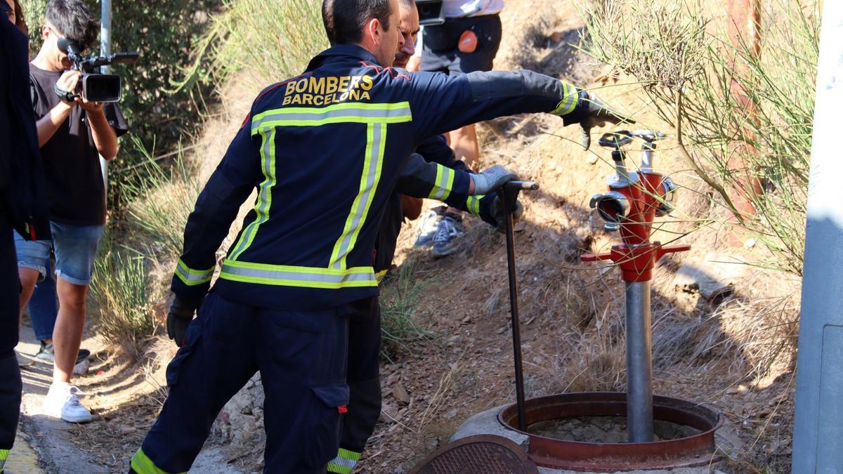Bomberos de Barcelona intensifican el control de los hidrantes y de los accesos a parques ante la ola de calor
