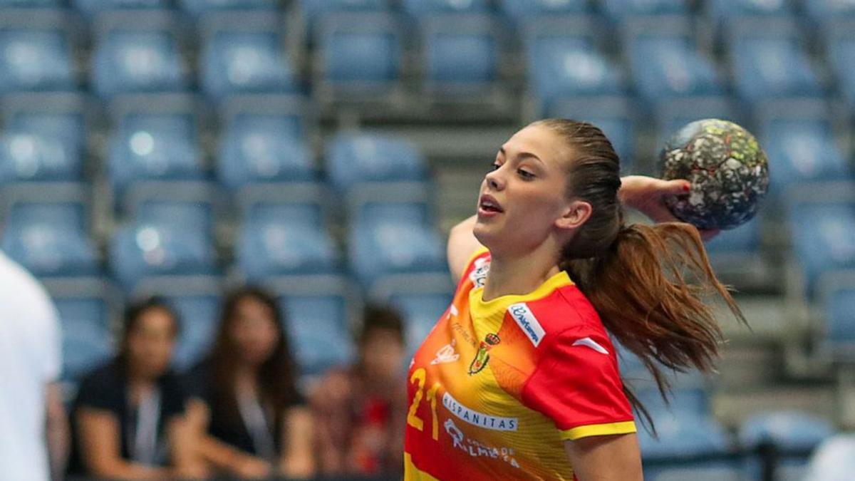 Paula Arcos, durante un partido con  la selección. | PETER SPARK