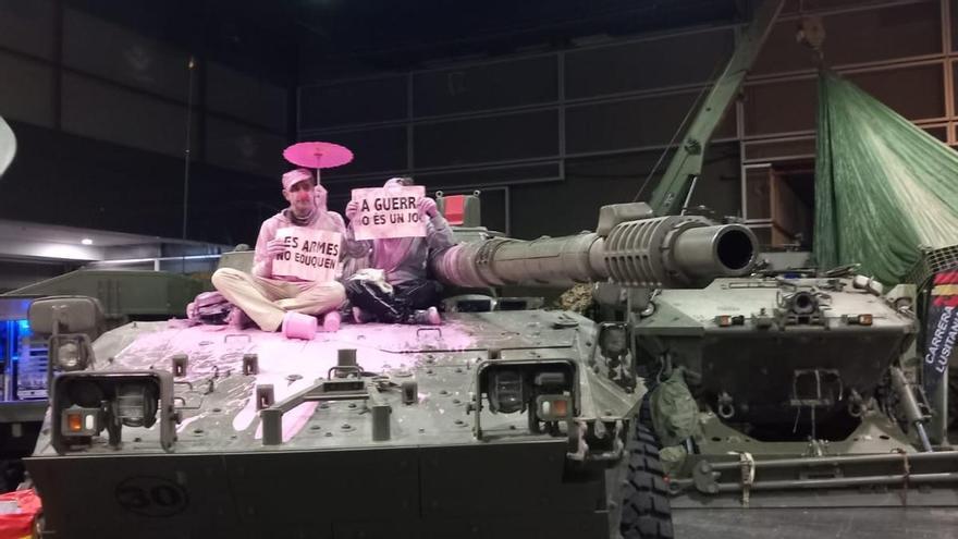 Detenidos por &quot;Injurias a las Fuerzas Armadas&quot; dos activistas que pintaron un tanque con pintura rosa en Valencia