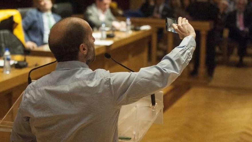 Jácome se hizo un &#039;selfie&#039; a modo de crítica al presidente. // Brais Lorenzo