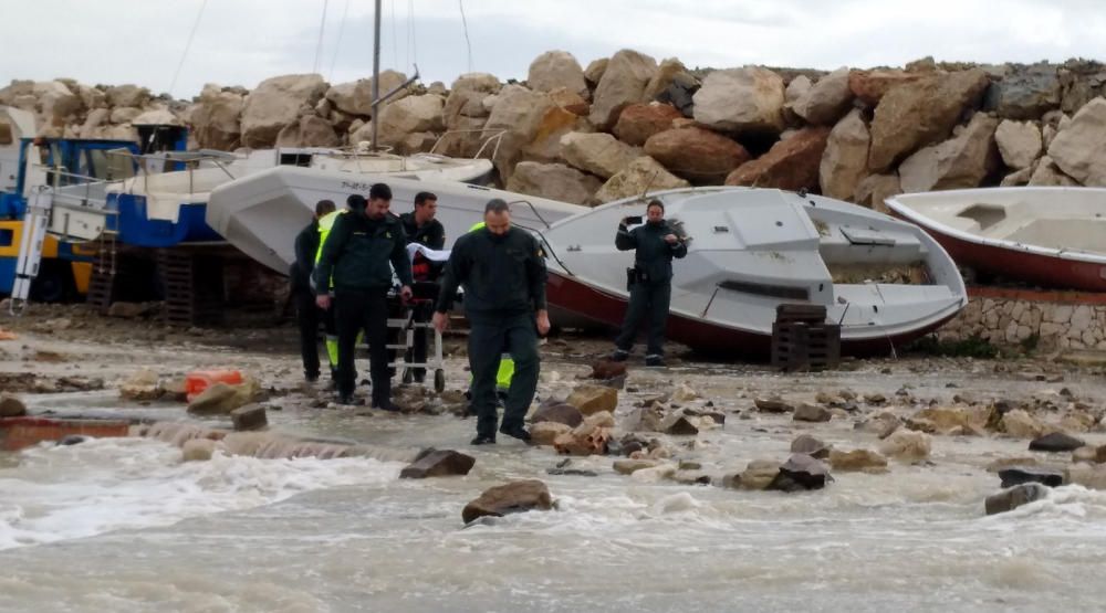 Una ola golpea a turistas que hacían fotos del temporal en Calp