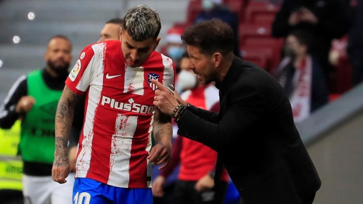 Simeone dando indicaciones a Ángel Correa