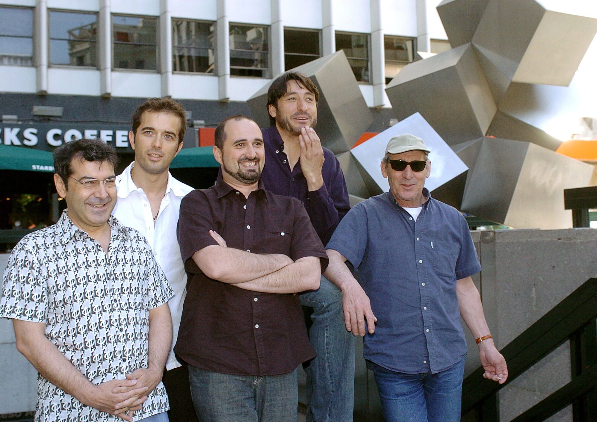 MD03 Madrid, 6.06.05.- El cineasta Jorge Sánchez-Cabezudo (c), acompañado de los actores Manuel Morón, Mariano Alameda, Carmelo Gómez y Celso Bugallo (de izq a dcha), posan en la madrileña plaza de los Cubos durante la presentación hoy del rodaje de la película "Angosto". EFE/Emilio Naranjo. 07/06/05CINE. DIRECTORES. CINEASTAS. ACTORES.