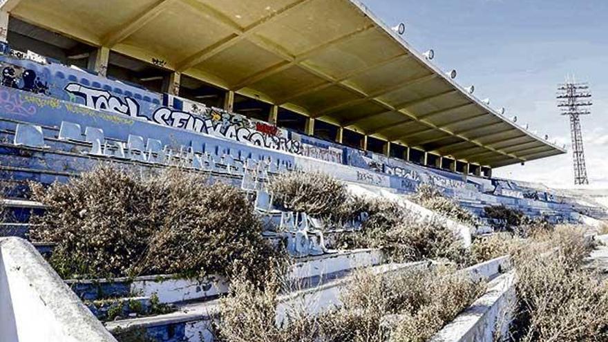 El Estadio Balear y sus gradas presentan un ruinoso estado en la actualidad.