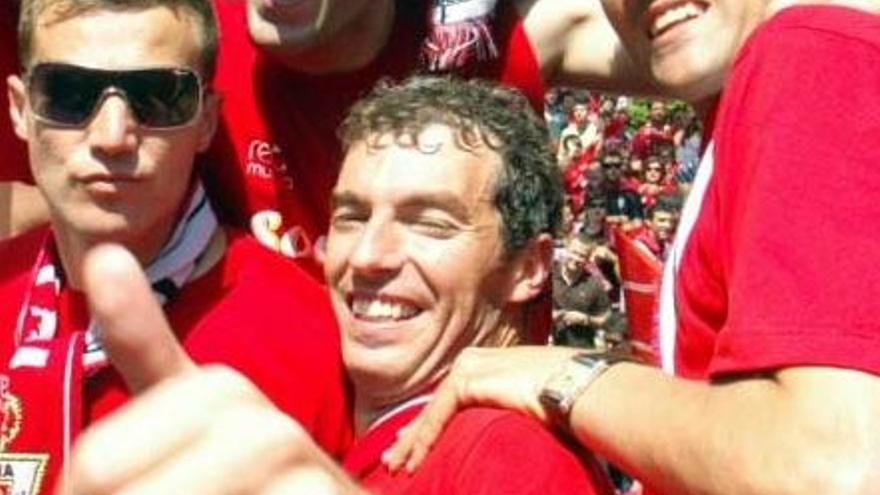 Richi celebra el ascenso a Primera en 2007 con los exgranas Pignol, Paco Peña y Acciari.