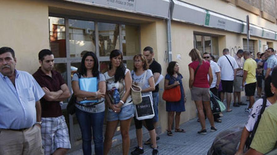 Cola de desempleados en una oficina del SAE en Málaga.