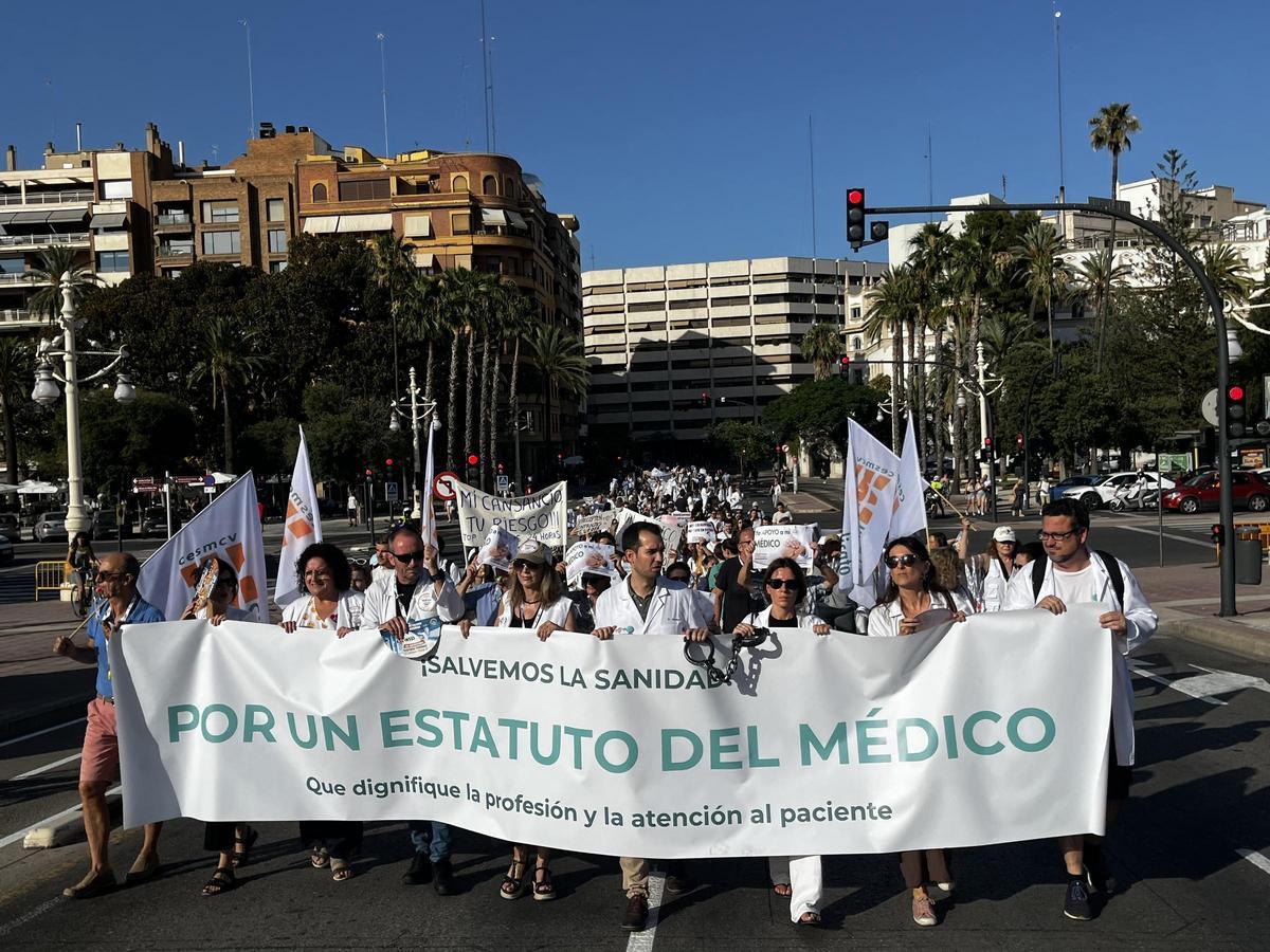 Manifestación de médicos en València en el puente de la Exposición.