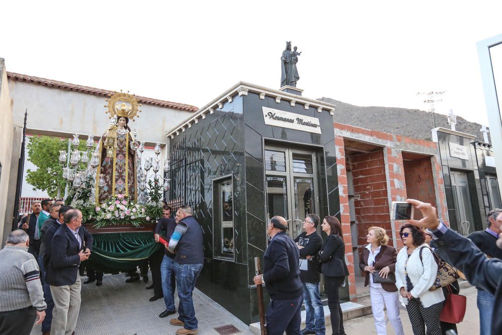 Un amplio número de vecinos se sumó a la celebración de los 200 años del cementerio de Cox.