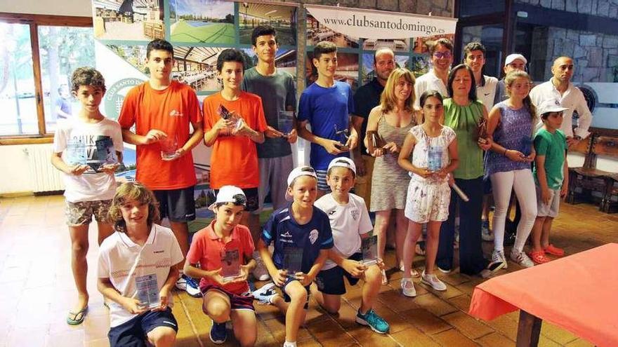 Foto de familia de los premiados en el torneo del Club Santo Domingo. // FdV