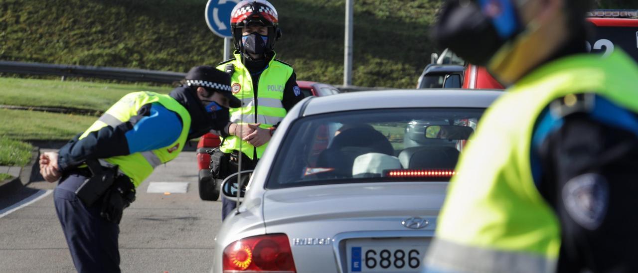 Un control policial en Gijón. | JUAN PLAZA